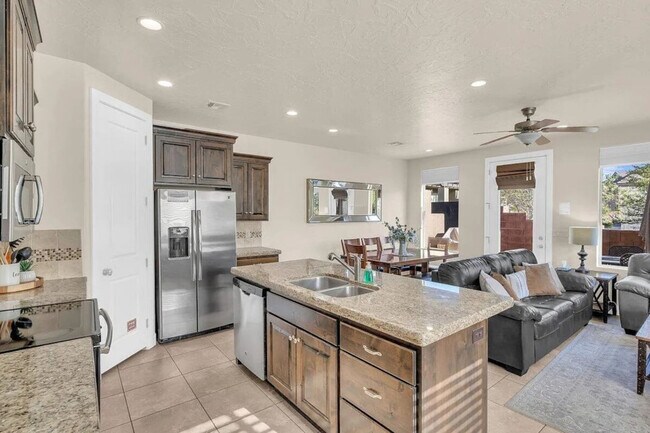 Building Photo - 4221 Torrey Pines Dr