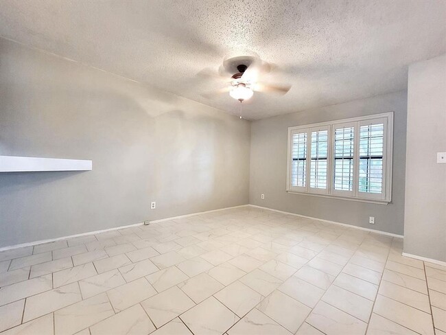 Building Photo - Cozy 3 Bed, 1.5 Bath Rental with Garage an...