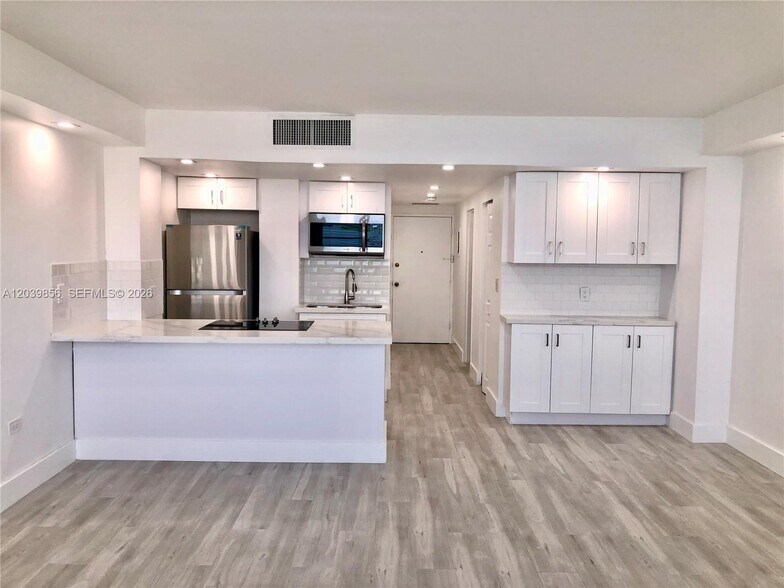 Building Photo - 905 Brickell Bay Dr