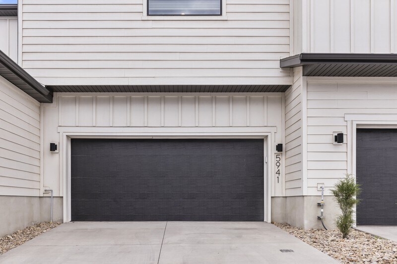 Building Photo - 5941 N Cardiff Pass Dr
