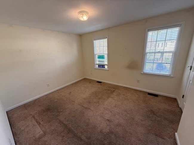 Building Photo - Beautiful 3 Bedroom 2.5 Bath End Unit Town Home with Lake View!