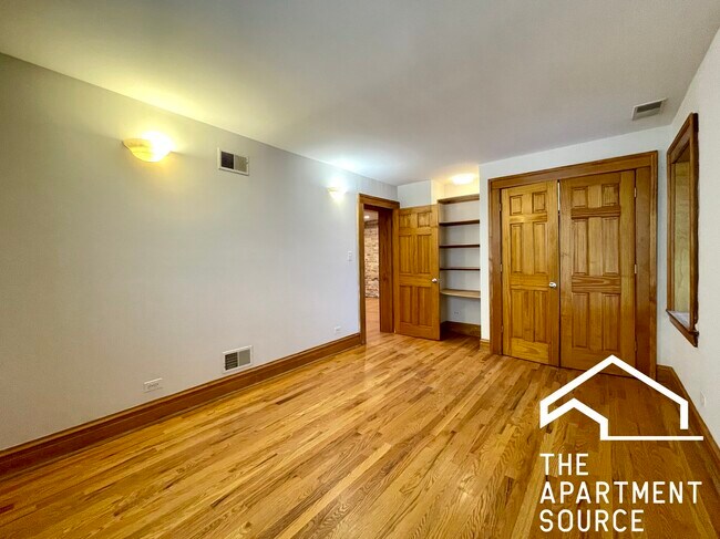 Building Photo - 3242 W Wrightwood Ave