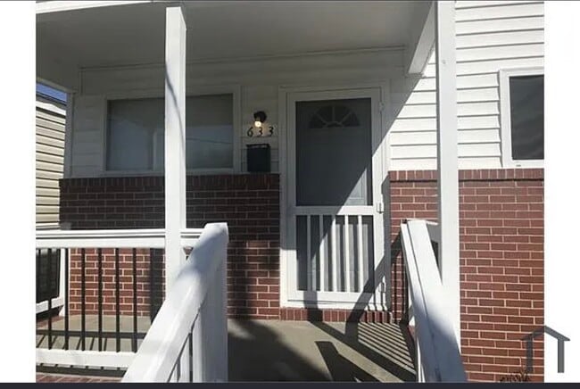 Building Photo - 633 42nd St