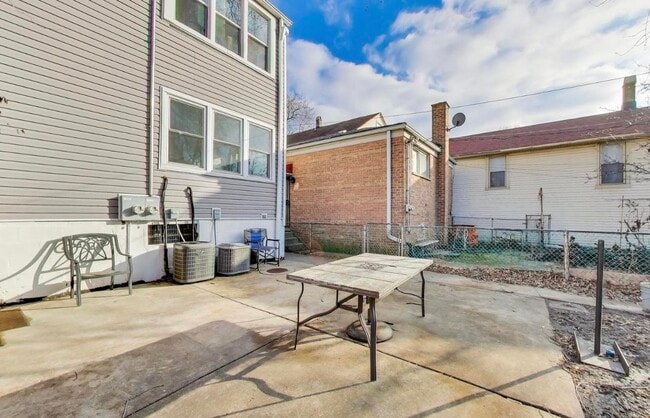 Building Photo - 3248 S Paulina St