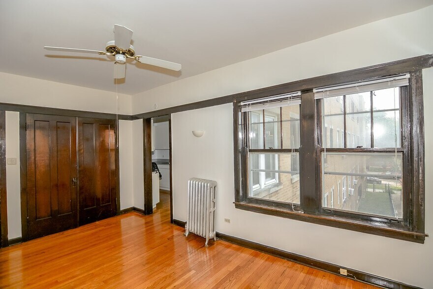 Building Photo - 824 W Waveland Ave