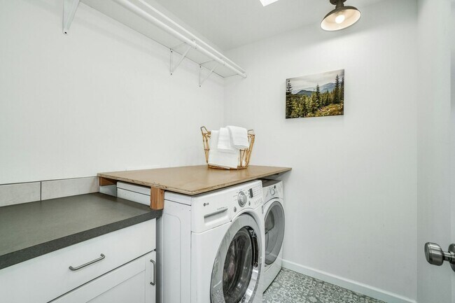 Building Photo - Woodinville Estate's Cozy Home