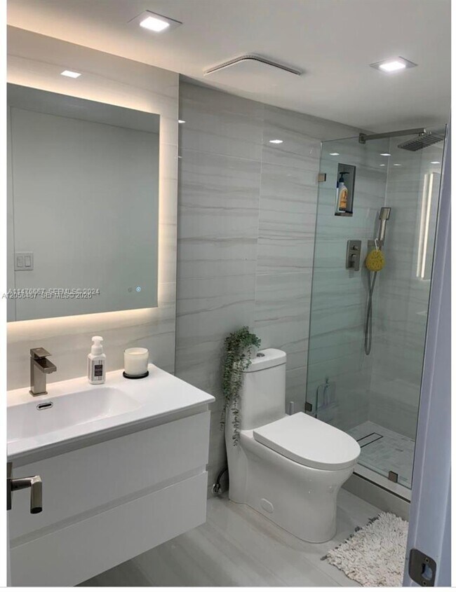 Building Photo - 2555 Collins Ave