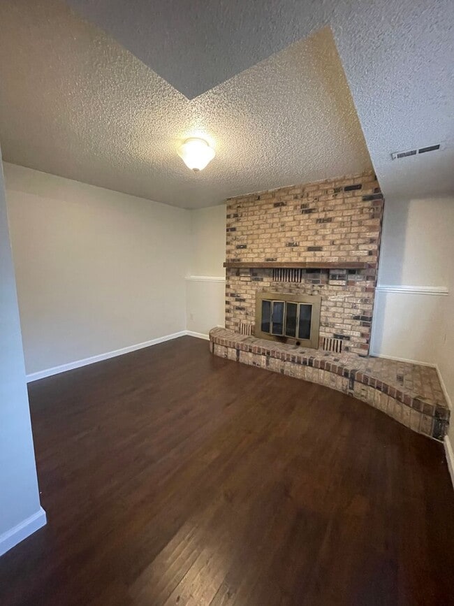 Building Photo - Centaur Village 3 Bedroom/2 Bath Newly Upd...