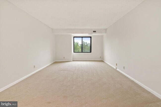 Building Photo - 3800 Powell Ln