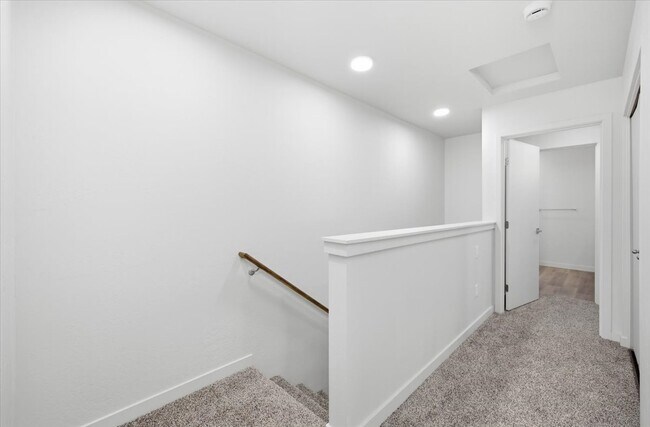 Building Photo - 2028 Sunset Dr