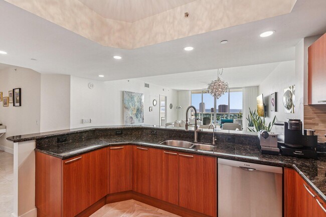 Building Photo - 2640 Lake Shore Dr