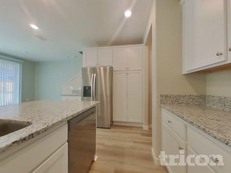 Building Photo - 6 Adella Pl