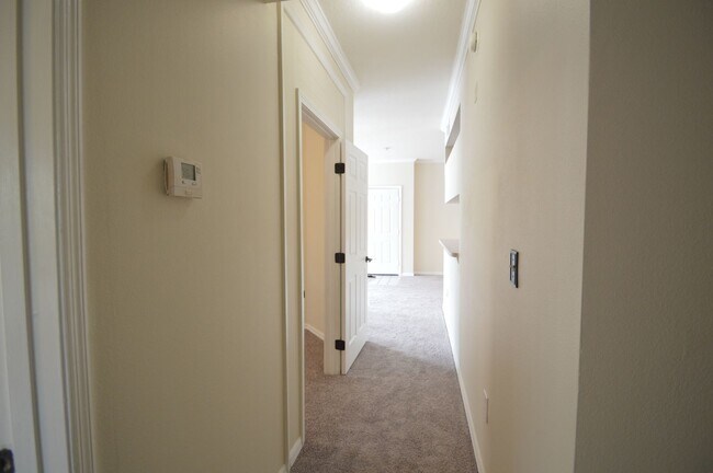 Building Photo - 1 bed/1 bath with Den in CARROLLWOOD AREA:...