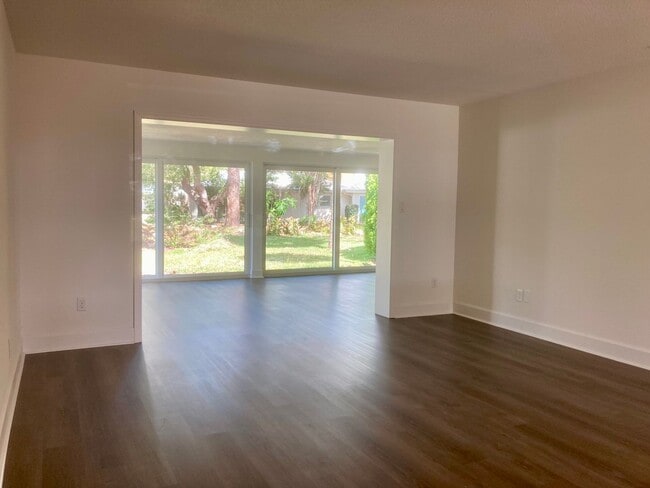 Building Photo - 2 bedroom, 2 bath condo ready to go!