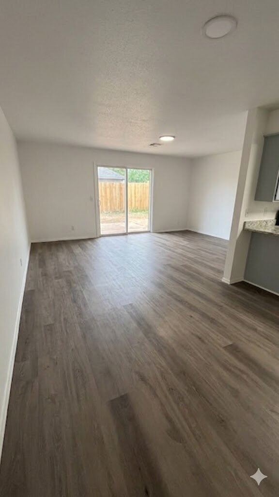 Building Photo - Versatile 5-Bedroom Residence | Ideal for Hosting & Home-Style Living!!