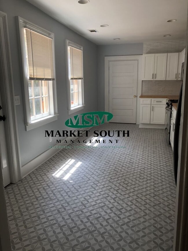 Building Photo - *REDUCED!!* Beautifully Renovated Victoria...