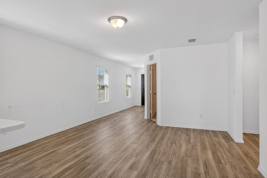 Building Photo - 605 Grenada Lk Dr