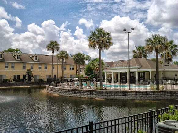 Building Photo - Beautiful Furnished 2/2.5  Pool View Condo x Rent Close to Universities.