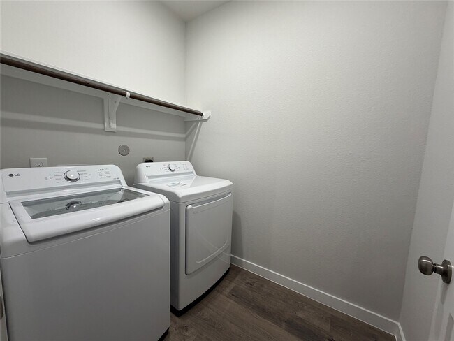 Building Photo - 533 Shoreview Dr