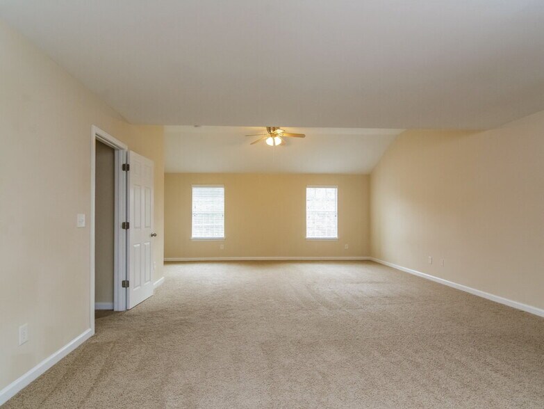 Building Photo - 4940 Hopewell Manor Dr