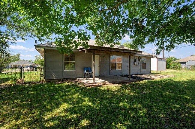 Building Photo - 4601 W Creek Cir