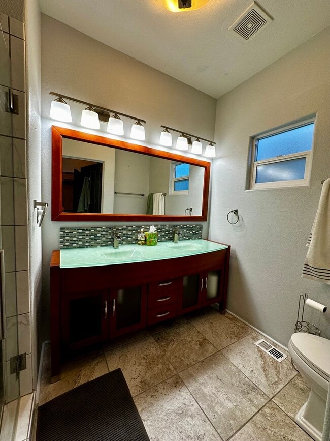 Building Photo - 3 bed 2 bath Well-Maintained Home in Prime...