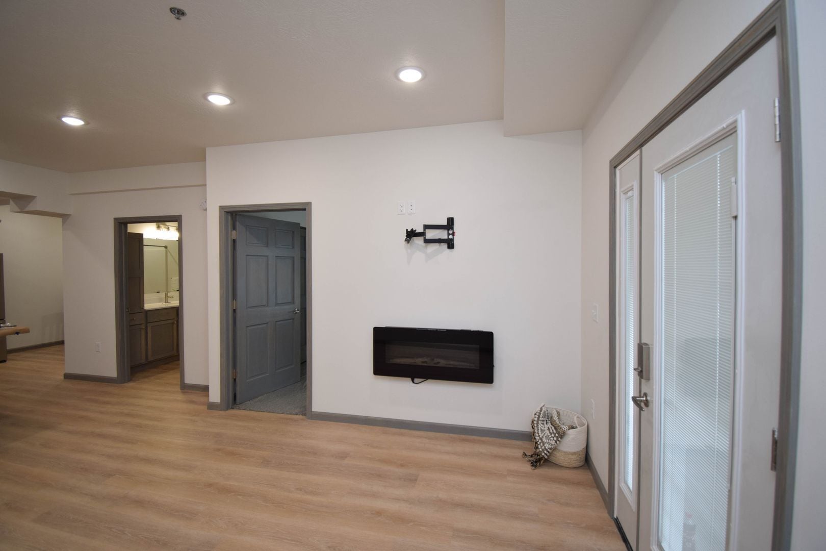 Building Photo - 7446 S Louise Ave