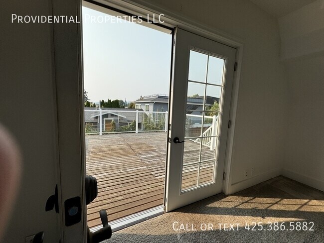 Building Photo - 424 8th Ave W