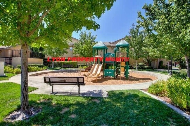 Building Photo - 3301 N Park Dr