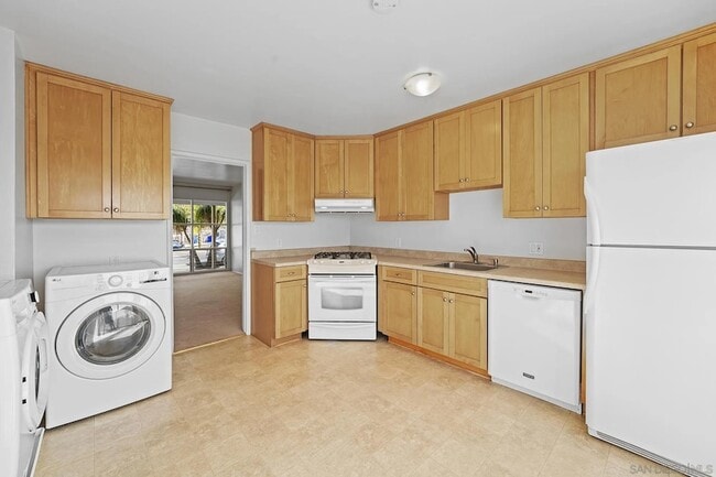 Building Photo - 4851 Iroquois Ave