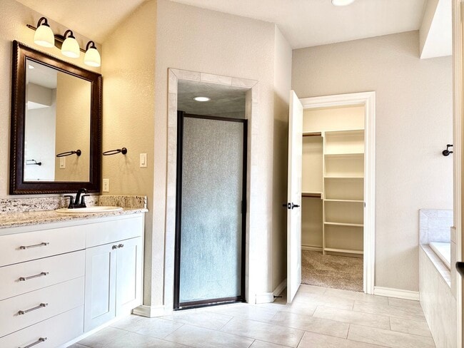 Building Photo - House For Rent