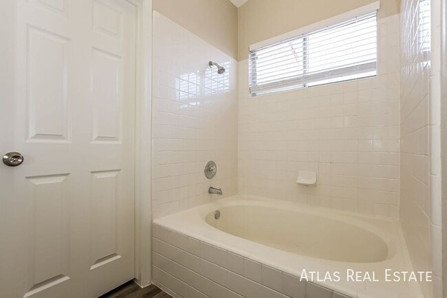 Building Photo - 5808 Ventana Dr