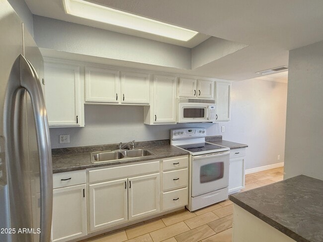 Building Photo - 1310 S Pima