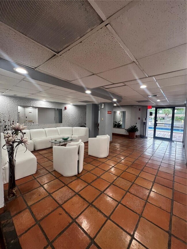 Building Photo - 1650 NE 115th St