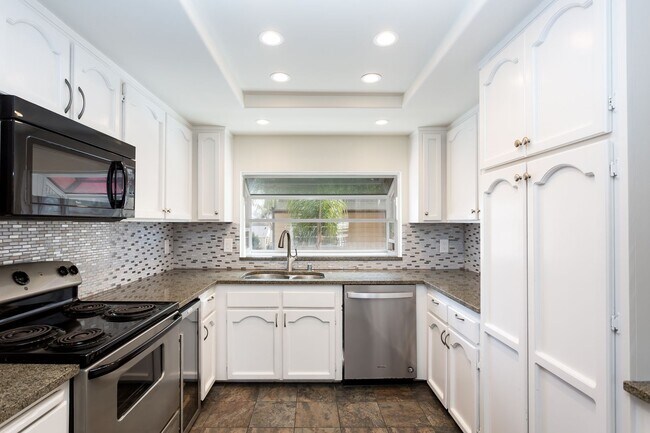 Building Photo - 776 Sapphire St