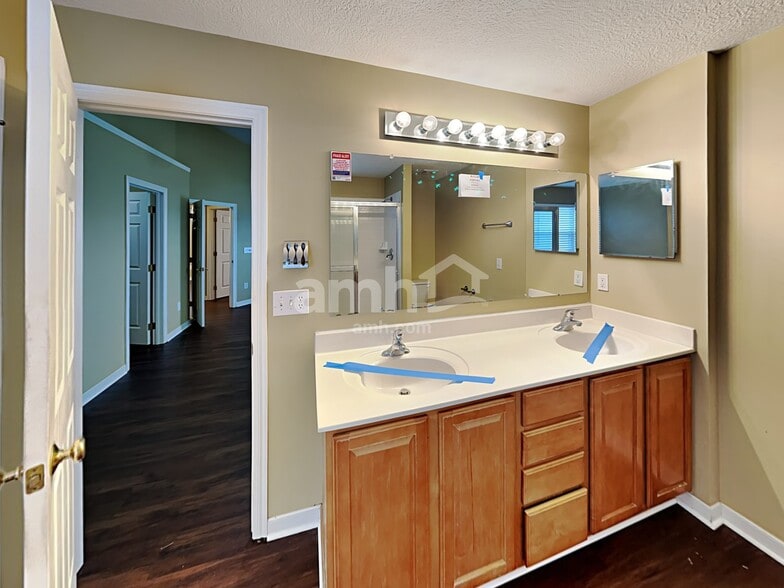 Building Photo - 203 Fox Glen Dr W