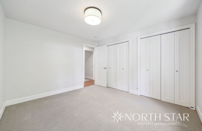Building Photo - One Level Living in Lake Oswego
