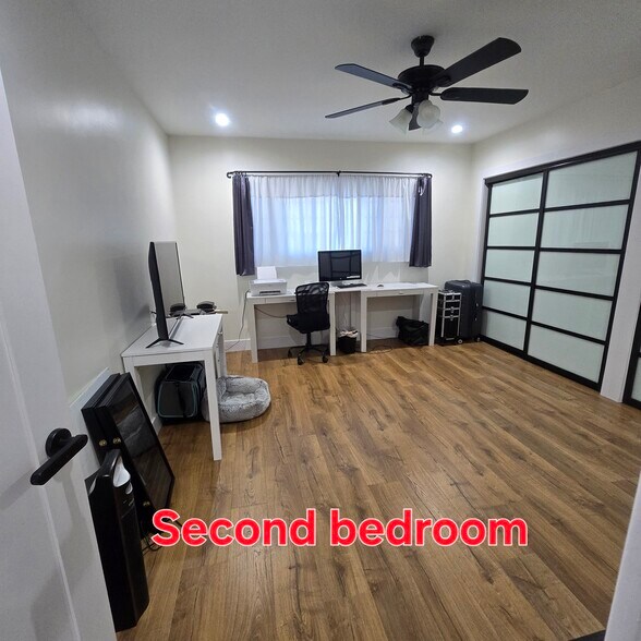 Second bedroom - 916 S Sherbourne Dr