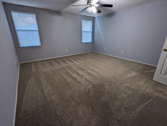 Building Photo - 16424 Red River Ln