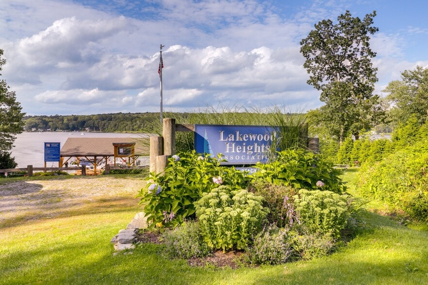 Building Photo - 44 Lakewood Dr