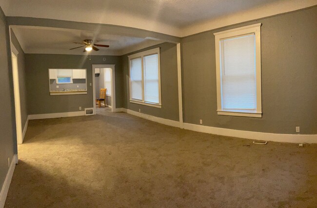 Building Photo - 2 BEDROOM RANCH STYLE HOME-NEW CARPET! CLO...