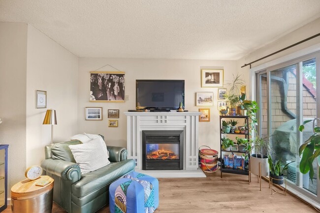 Building Photo - Lovely 2 Bedroom/1.5 Bath Mt Park Condo w/ Garage