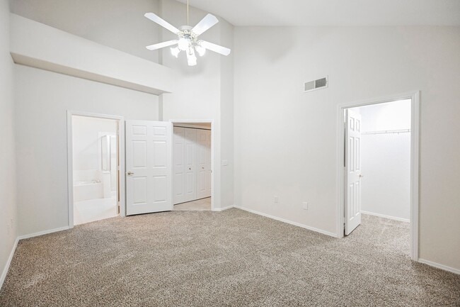 Building Photo - Gated Community townhome, with private garage