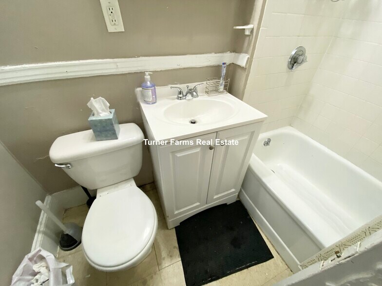 Building Photo - 456 Park Dr