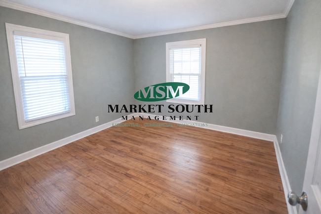 Building Photo - CUTE AND COZY THREE BEDROOM