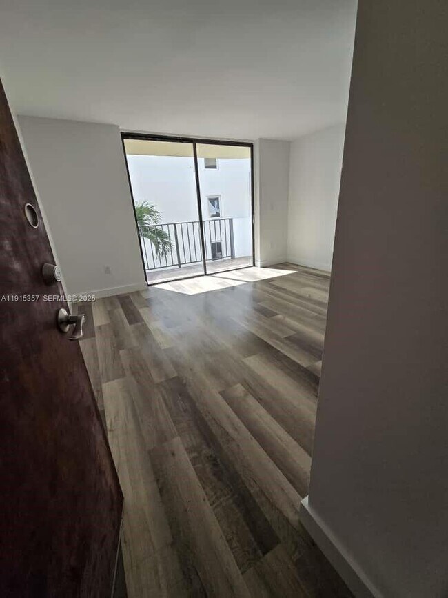 Building Photo - 1673 Bay Rd