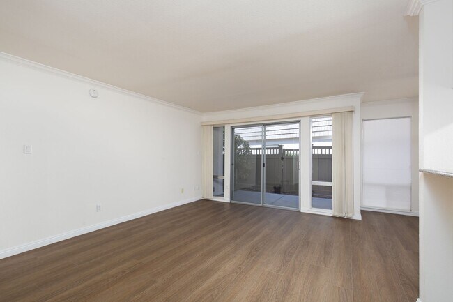 Building Photo - 1 bedroom unity in luxury guard gated community near the Strip