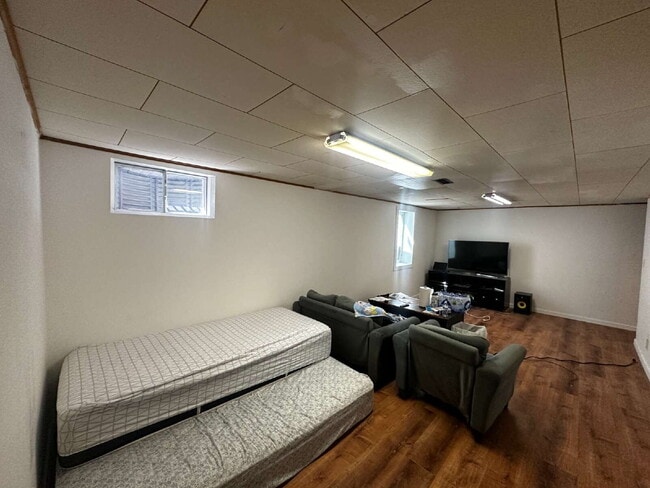 Building Photo - Available Immediately!  Spacious 6-Bedroom Retreat with 2 Full Baths in Charming Denver Locale!