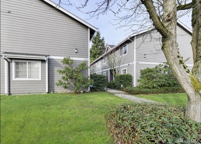 Building Photo - 4656 N Pearl St