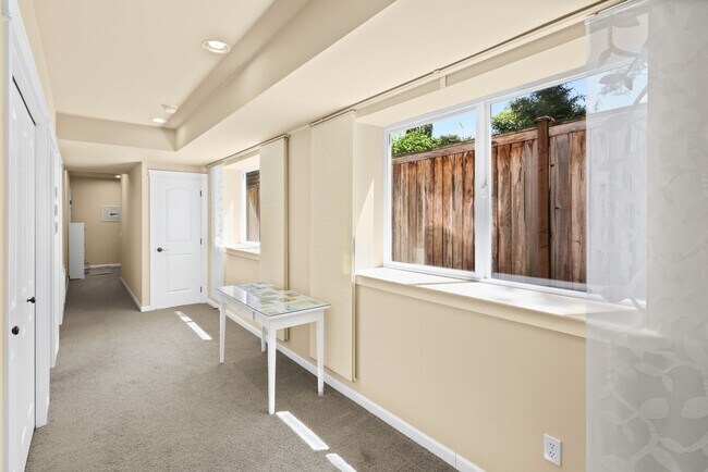 Building Photo - Gorgeous Big Ravenna Home in Seattle